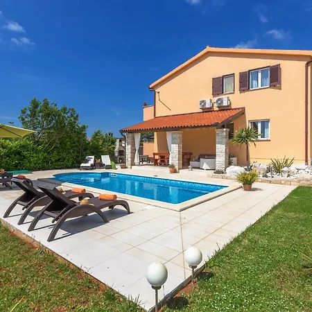 Stunning Home In Krnica With Wifi